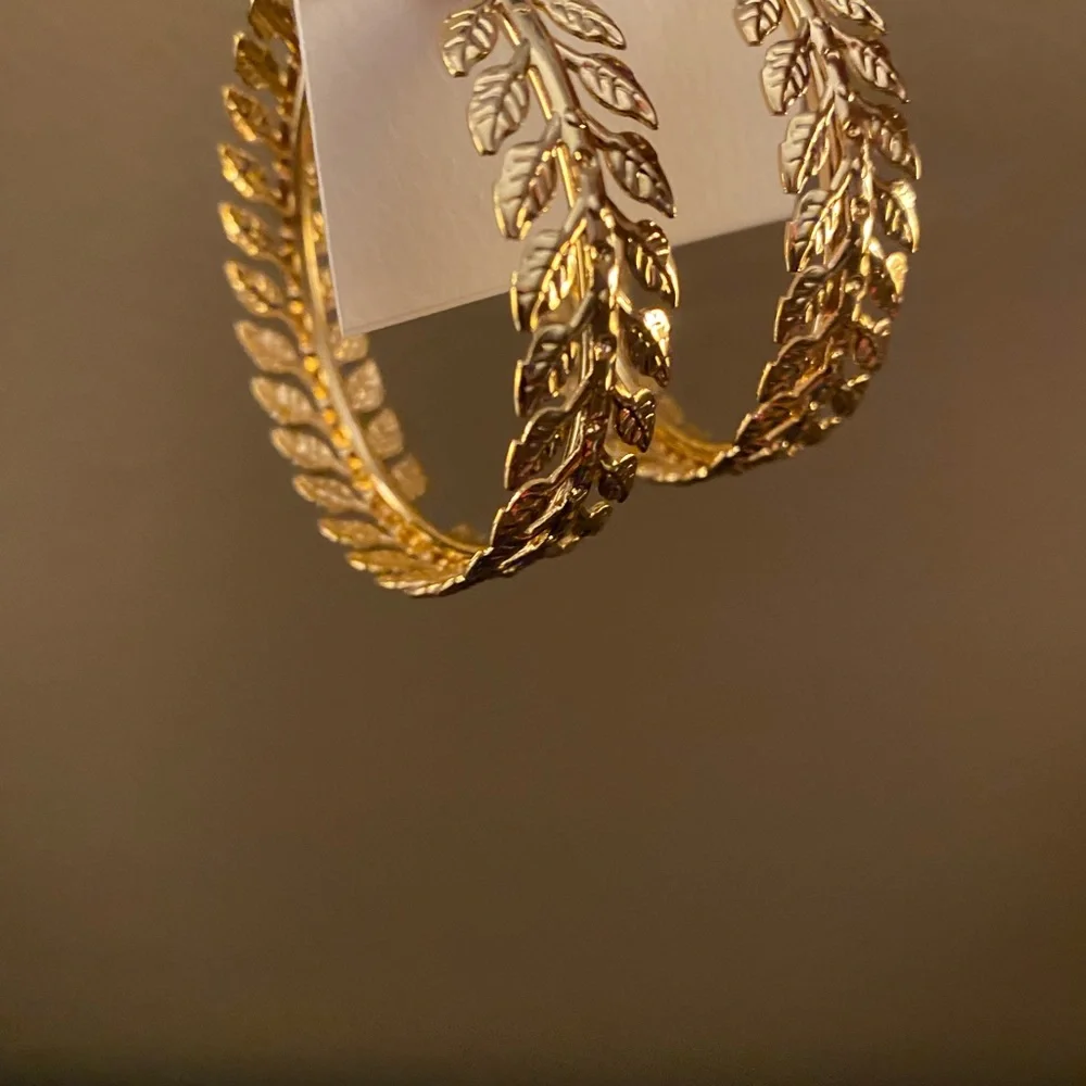 NEW Jessica Simpson gold leaf hoop earrings